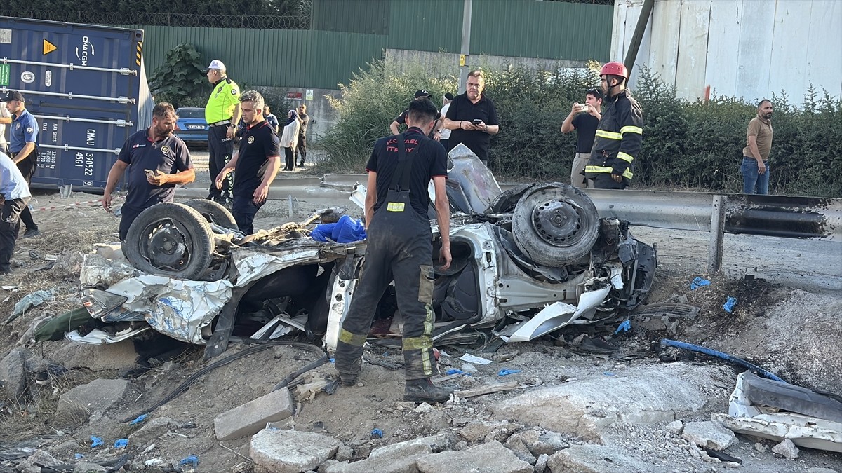 Kocaeli'nin Dilovası ilçesinde 2 otomobil ve 1 tırın karıştığı zincirleme trafik kazasında 5 kişi...