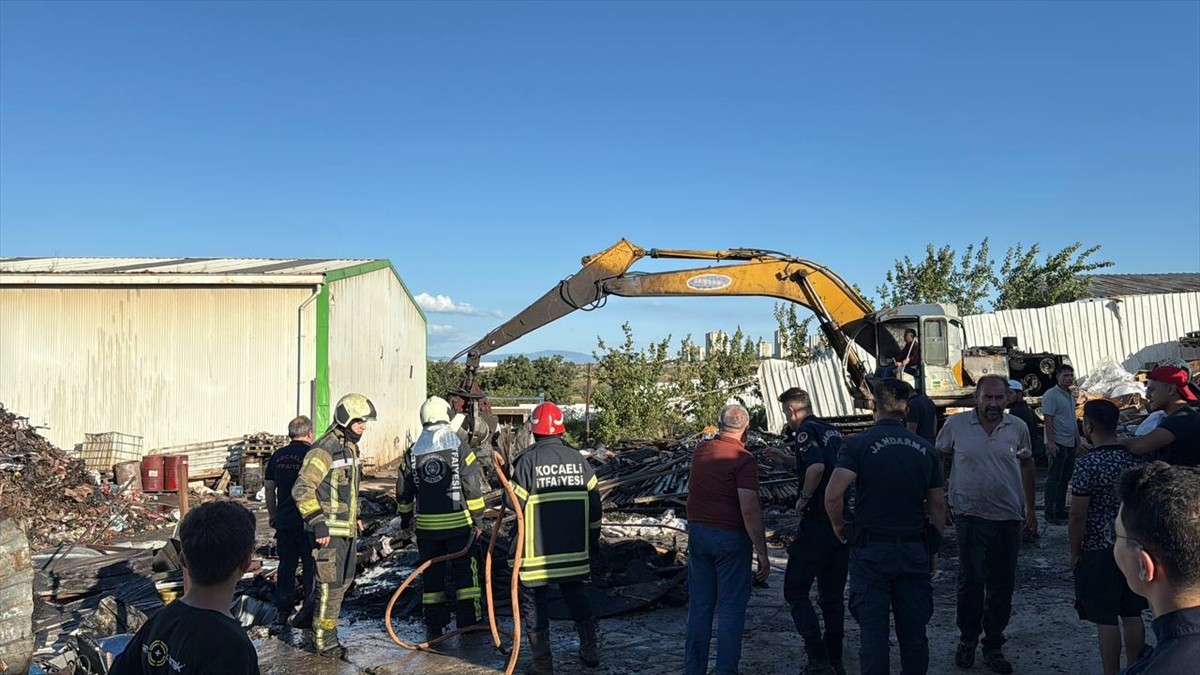 Kocaeli'nin Gebze ilçesinde geri dönüşüm tesisinde çıkan yangın söndürüldü.