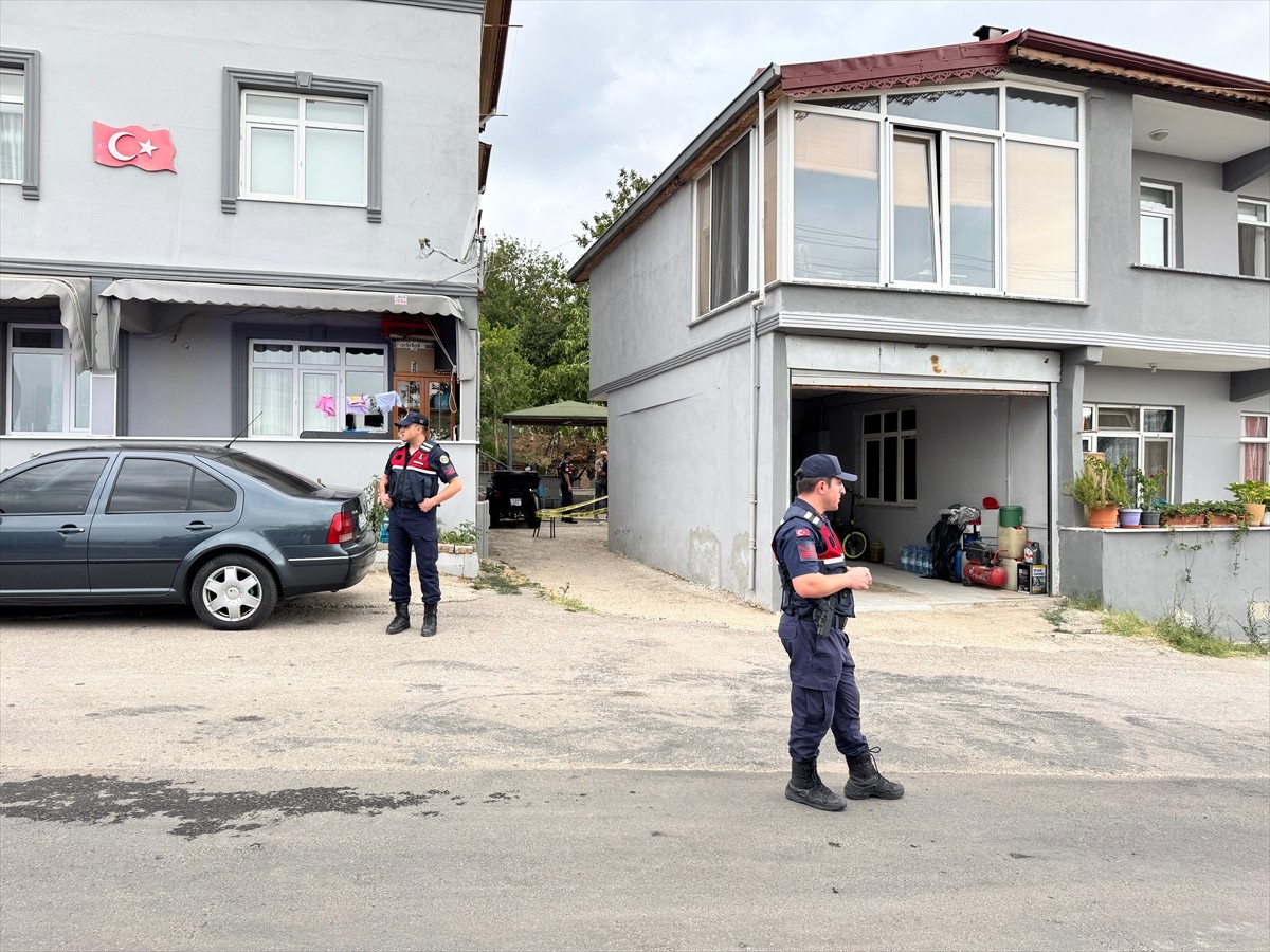 Kocaeli'nin İzmit ilçesinde, akaryakıt istasyonunda başlayan tartışmanın silahlı kavgaya dönüşmesi...