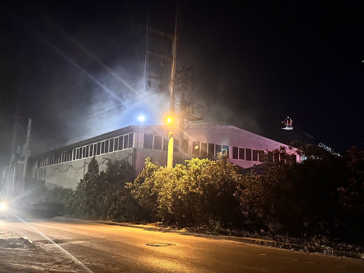 Kocaeli'nin İzmit ilçesinde kompozit ürünler üreten bir fabrikanın deposunda çıkan yangın, itfaiye...