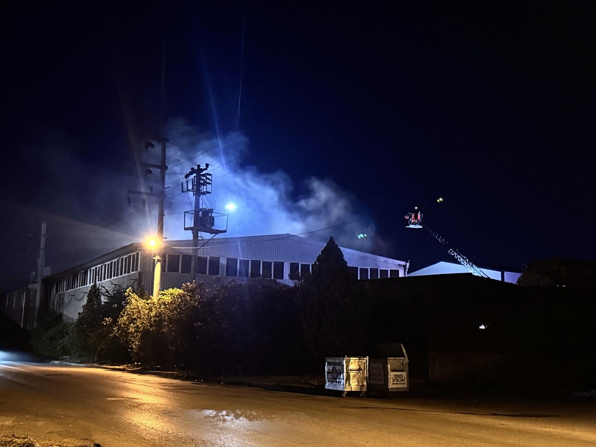 Kocaeli'nin İzmit ilçesinde kompozit ürünler üreten bir fabrikanın deposunda çıkan yangın, itfaiye...