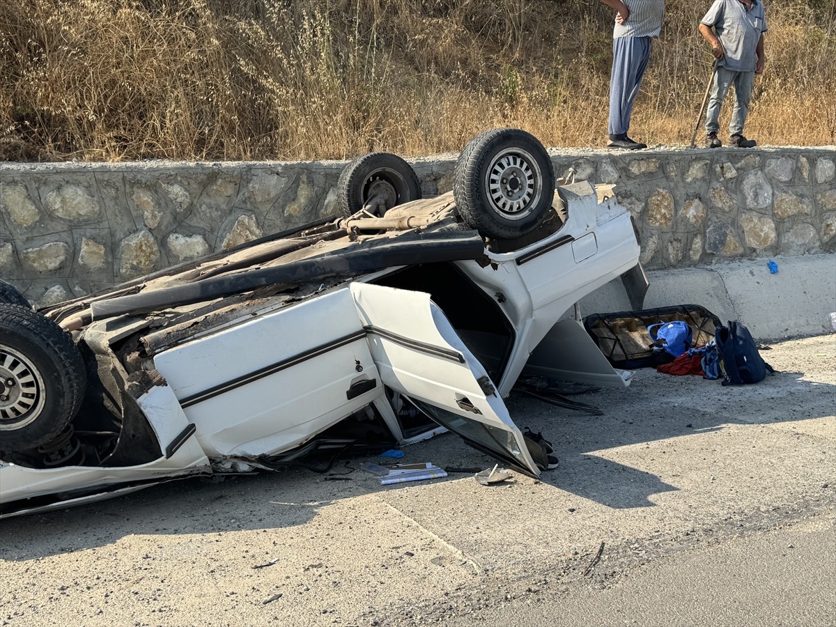 Kocaeli'nin İzmit ilçesinde otomobilin devrilmesi sonucu 4 kişi yaralandı.