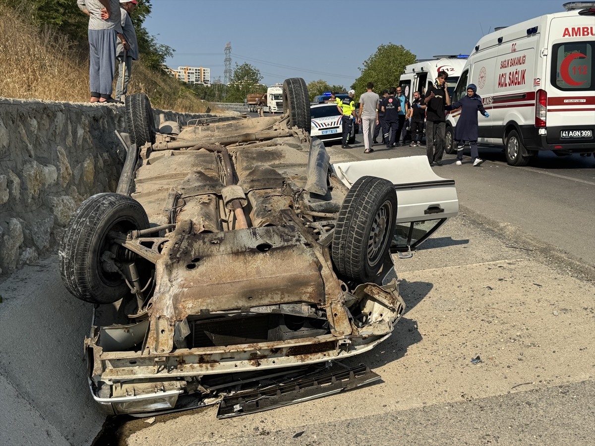 Kocaeli'nin İzmit ilçesinde otomobilin devrilmesi sonucu 4 kişi yaralandı.