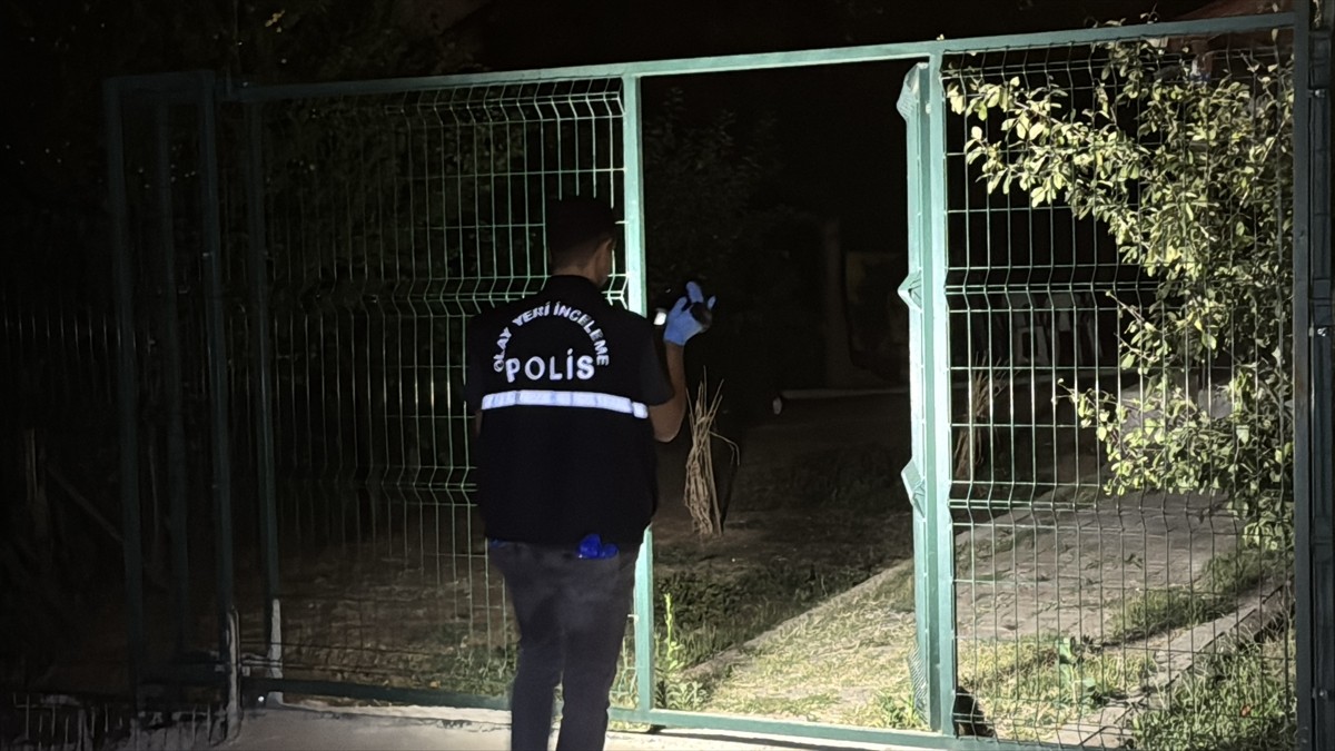 Kocaeli'nin Kartepe ilçesinde bir kişi tartıştığı üvey oğlunu göğsünden bıçakla yaraladı. Polis...