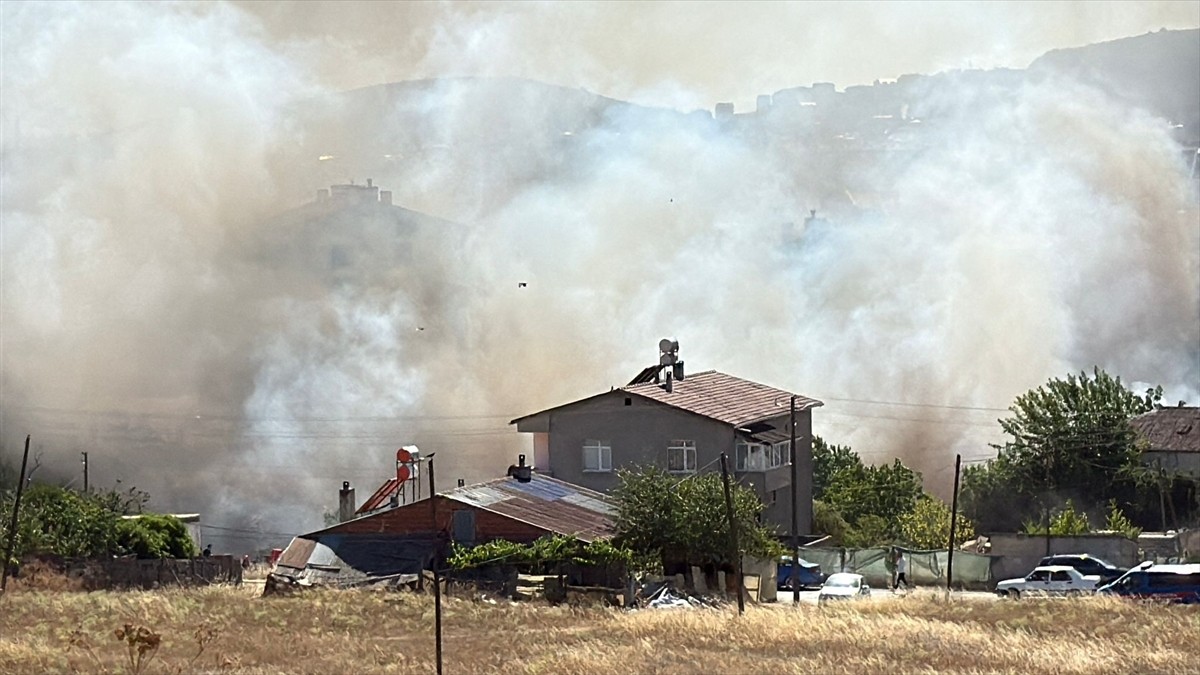 Kocaeli’nin Gebze ilçesinde otluk alanda çıkan yangın itfaiye ekiplerince söndürüldü.