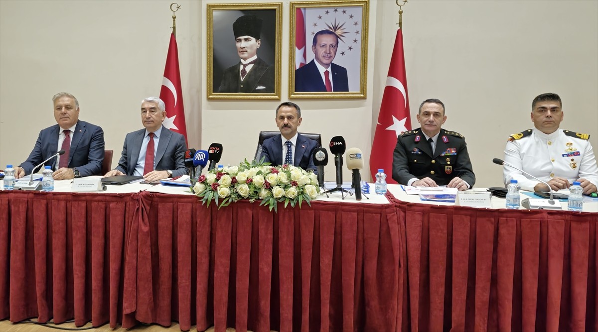 Kocaeli Valisi İlhami Aktaş (ortada) İl Güvenlik ve Asayiş Koordinasyon Toplantısı'nda, kentte...