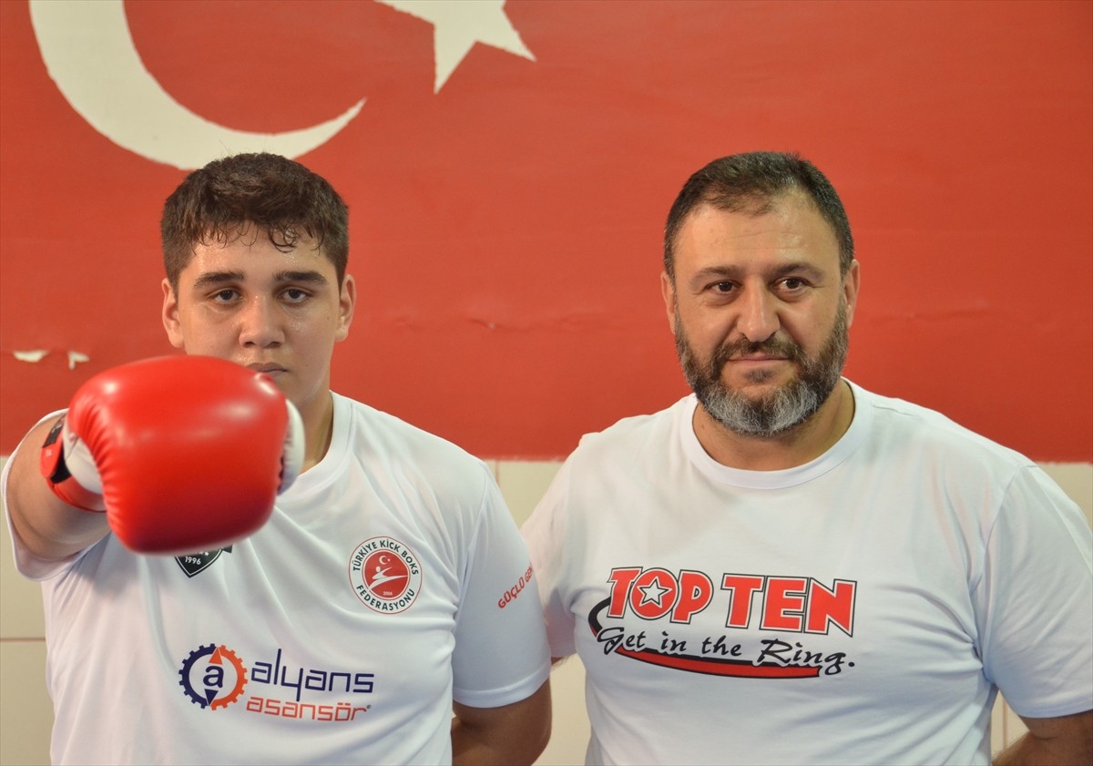Konya'da kilo vermek için başladığı kick boksta Türkiye şampiyonu olan 15 yaşındaki Salih Yiğithan...