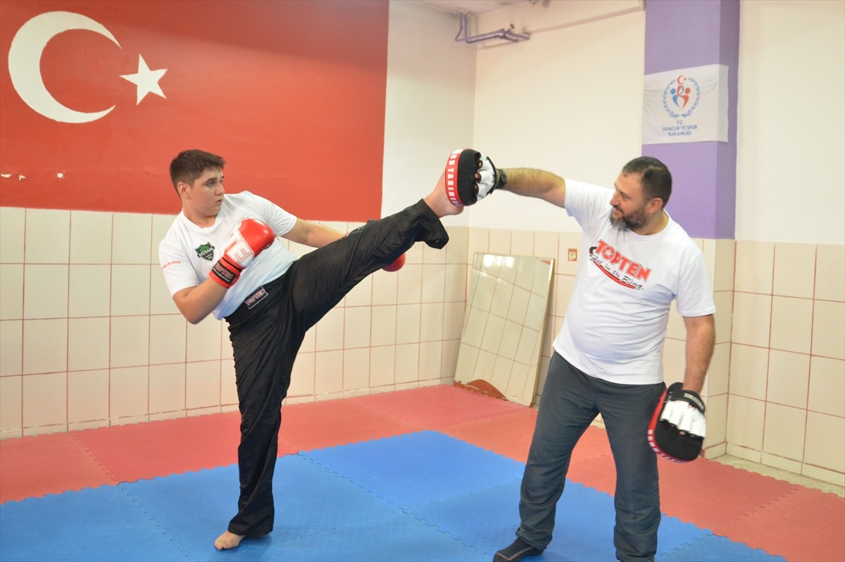 Konya'da kilo vermek için başladığı kick boksta Türkiye şampiyonu olan 15 yaşındaki Salih Yiğithan...