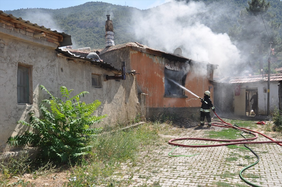Konya'nın Akşehir ilçesinde bir evde çıkan yangında bir kişi yaşamını yitirdi.