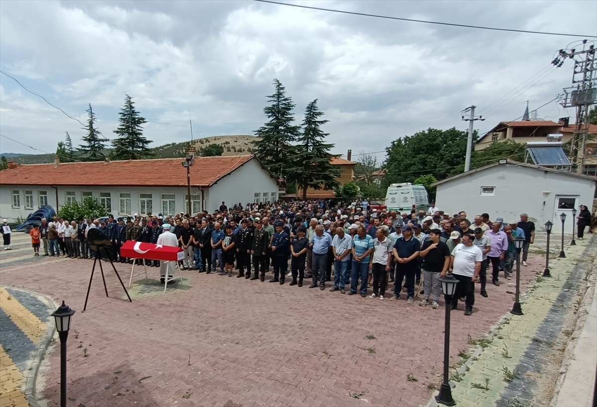 Konya'nın Hüyük ilçesinde 72 yaşında hayatını kaybeden Kıbrıs gazisi İsmail İnar'ın cenazesi...