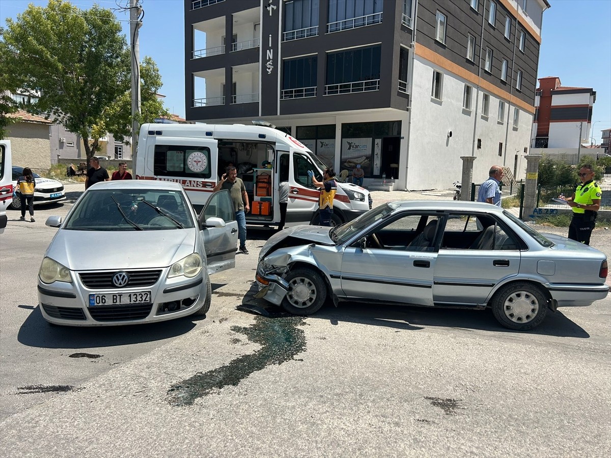 Konya'nın Karapınar ilçesinde iki otomobilin çarpıştığı kazada 6 kişi yaralandı.