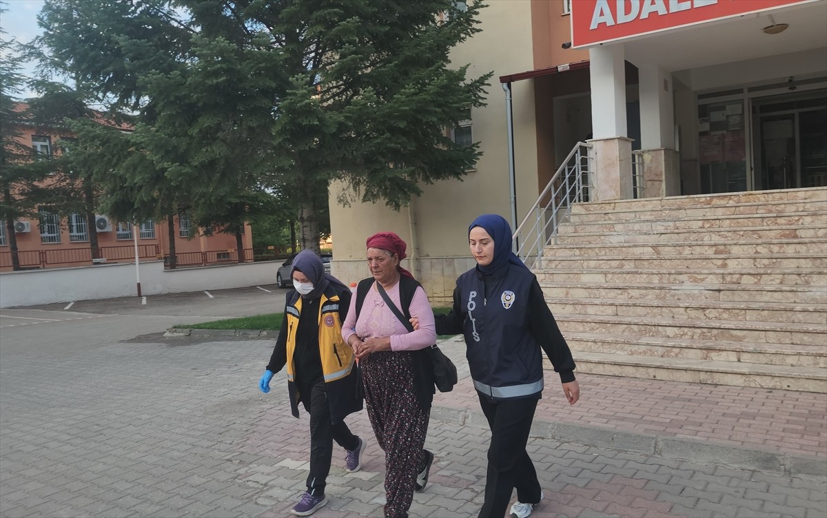 Konya'nın Seydişehir ilçesinde düzenlenen uyuşturucu operasyonunda gözaltına alınan karı koca...