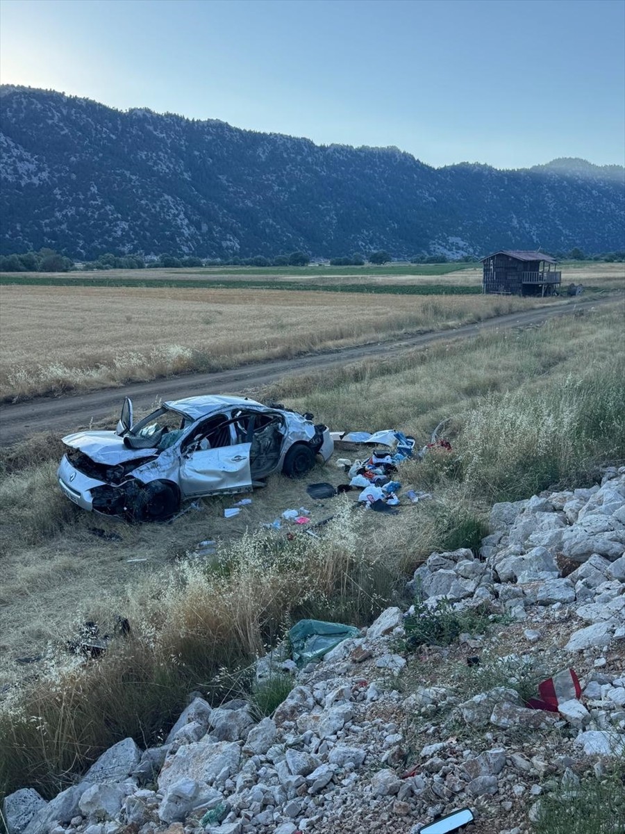 Konya’nın Derebucak ilçesinde tarlaya devrilen otomobildeki 1’i bebek 3 kişi öldü, 3 kişi de...