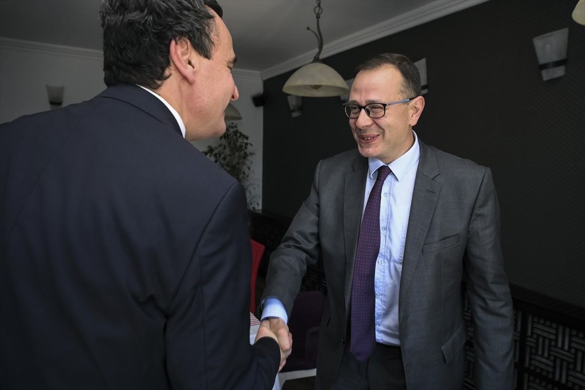 Kosova Başbakanı Albin Kurti, Türkiye’nin Priştine Büyükelçisi Sabri Tunç Angılı (sağda) ile...