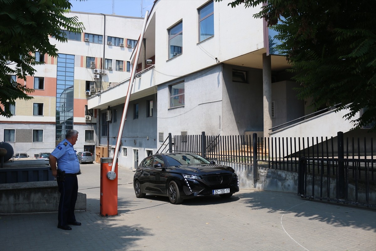 Kosova Meclisinin, yapılan bomba ihbarı sonrası tahliye edildiği bildirildi. Meclis binası ve...