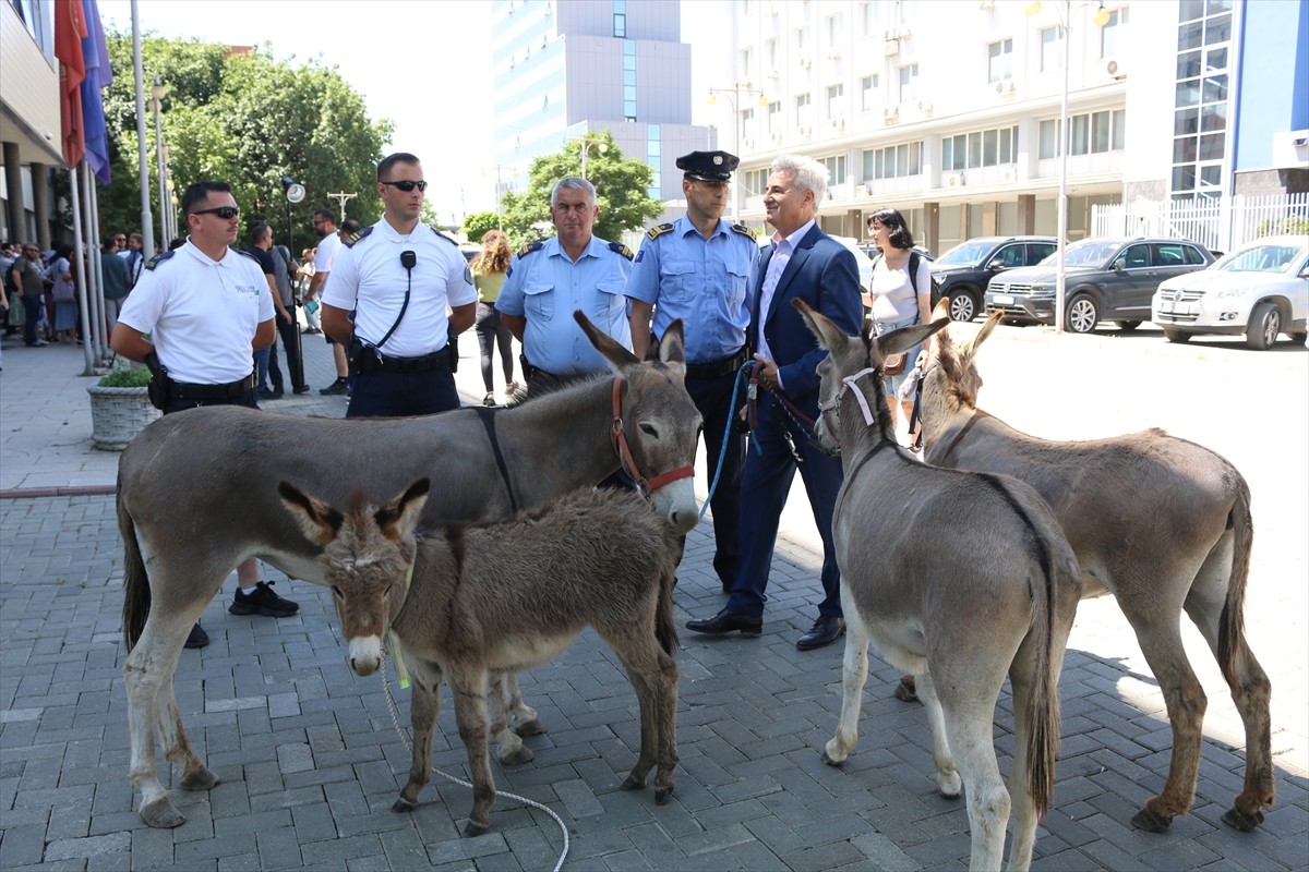 Kosovalı bir aktivist, 15 Nisan’dan bu yana 41’inci defa toplanarak başkanını seçemeyen siyasi...