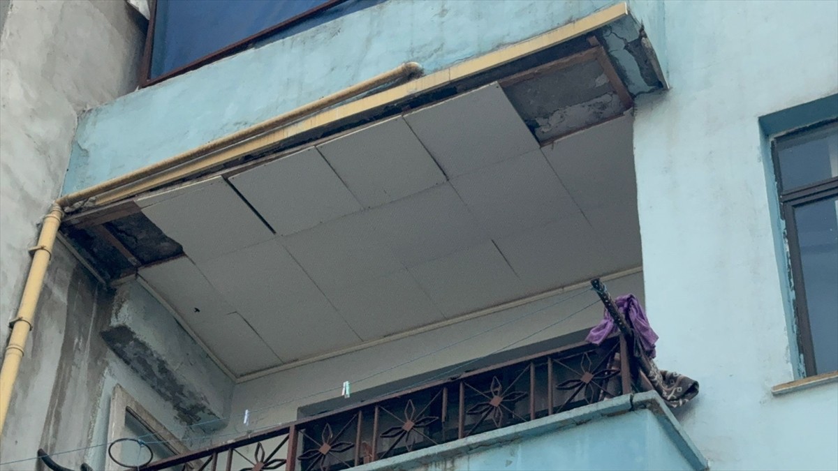 Küçükçekmece'de 2 katlı binanın çatısında kısmi çökme meydana geldi.