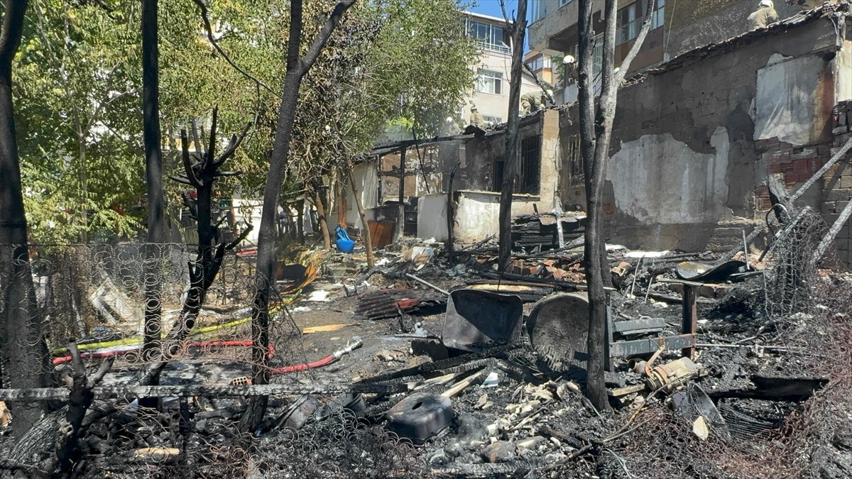 Küçükçekmece Kanarya Mahallesi Hüdhüd Kuşu Sokak'taki tek katlı gecekonduda henüz bilinmeyen...