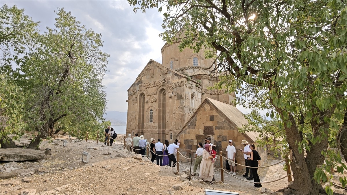 Kültür Sanat Muhabirleri Derneğince düzenlenen "6. Medya, Kültür Sanat ve Turizm Buluşmaları"...