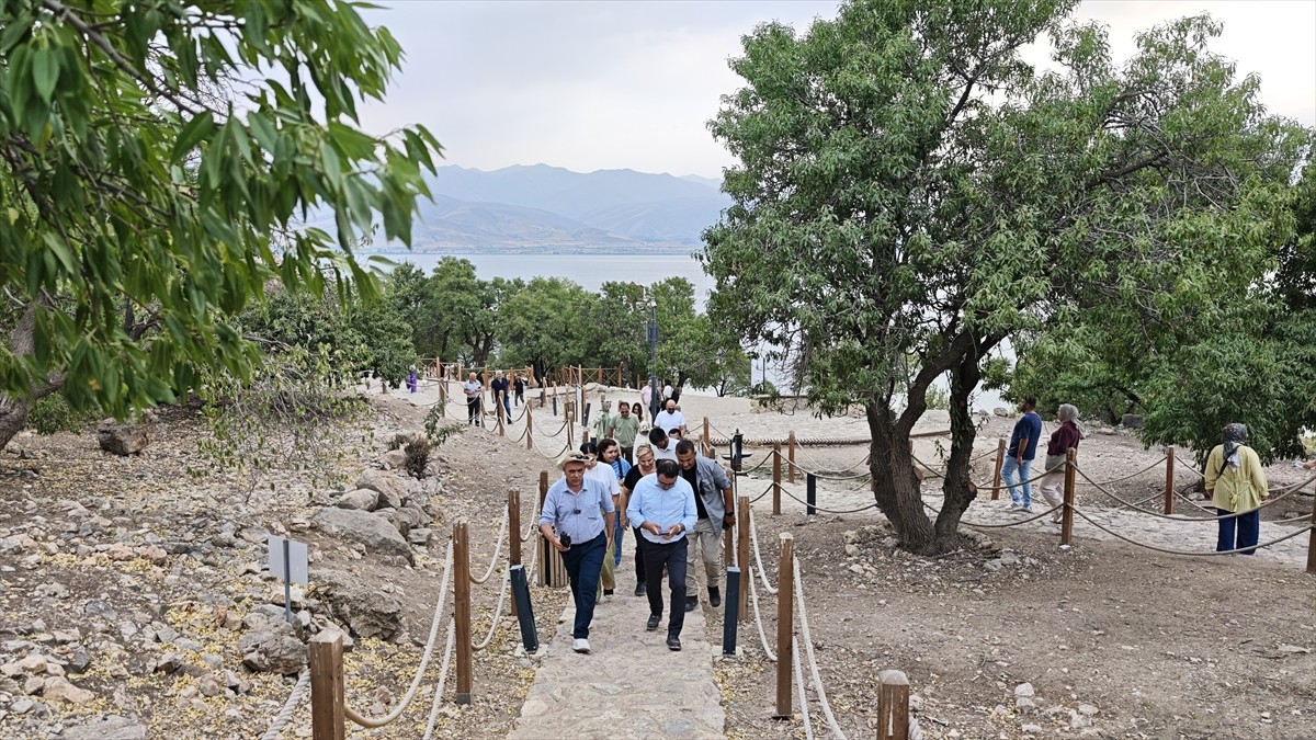 Kültür Sanat Muhabirleri Derneğince düzenlenen "6. Medya, Kültür Sanat ve Turizm Buluşmaları"...