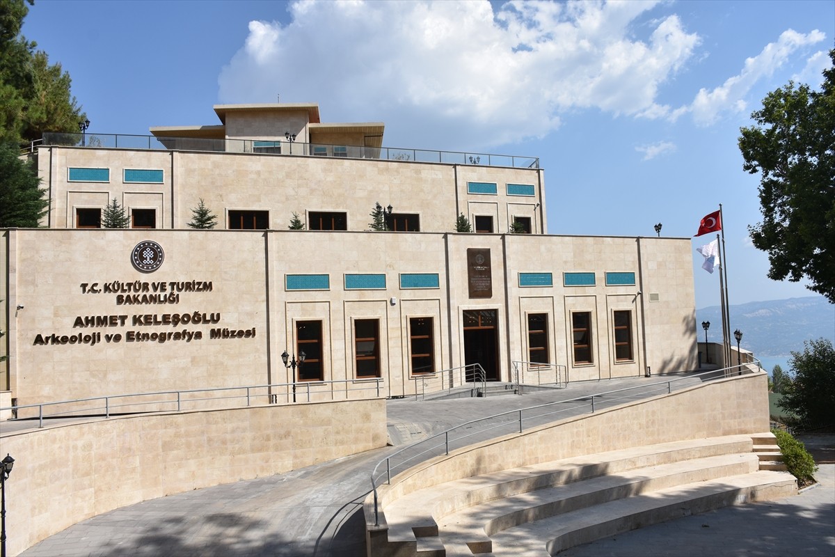 Kültür ve Turizm Bakan Yardımcısı Gökhan Yazgı (ortada) ve Vali Mehmet Fatih Çiçekli (solda)...