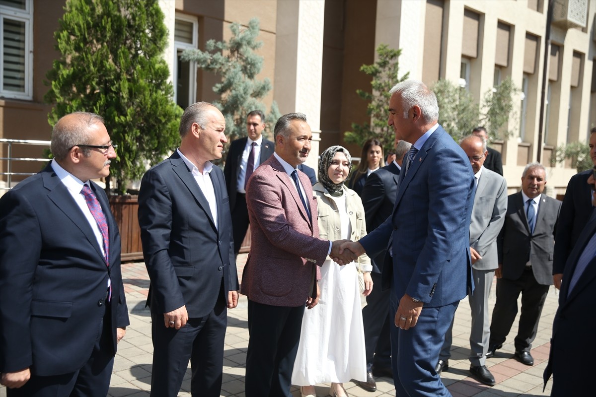 Kültür ve Turizm Bakanı Mehmet Nuri Ersoy, Balıkesir Valiliği'ne gerçekleştirdiği ziyaretin...
