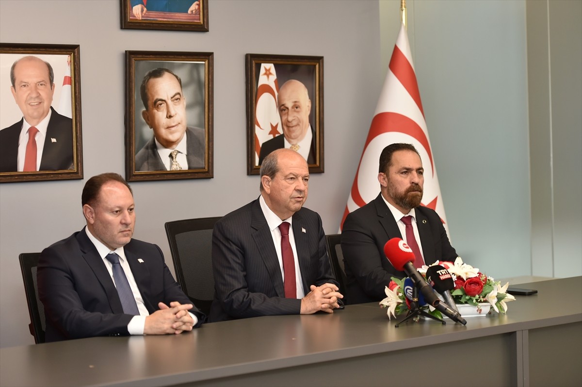 Kuzey Kıbrıs Türk Cumhuriyeti (KKTC) Cumhurbaşkanı Ersin Tatar (ortada),  Azerbaycan'ın Hankendi...