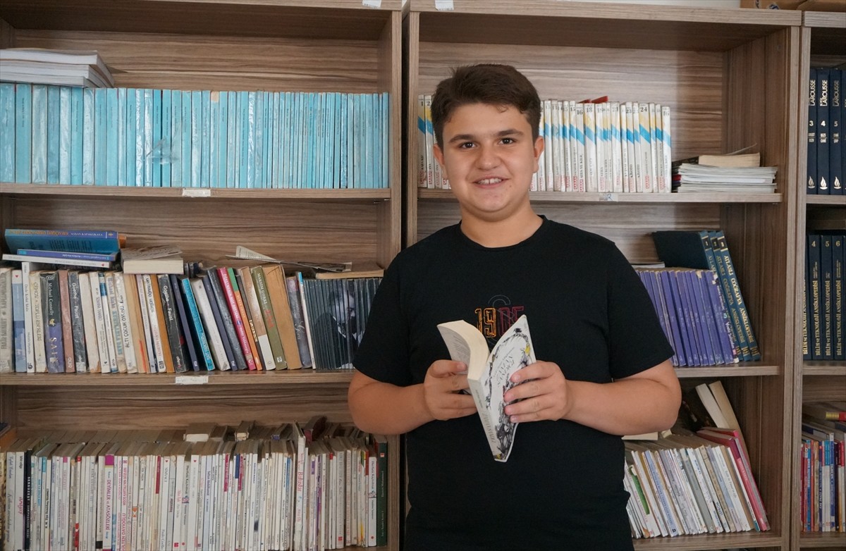 Liselere Geçiş Sistemi (LGS) kapsamındaki merkezi sınavda tam puan alan öğrenciler arasında yer...