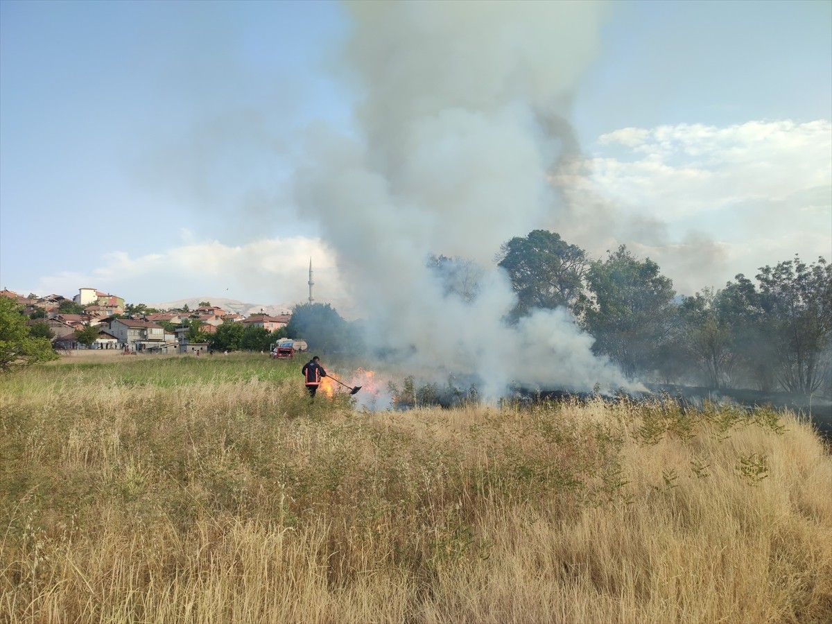 Malatya'nın Yeşilyurt ilçesinde otluk alanda çıkan yangın itfaiye ekiplerince söndürüldü.