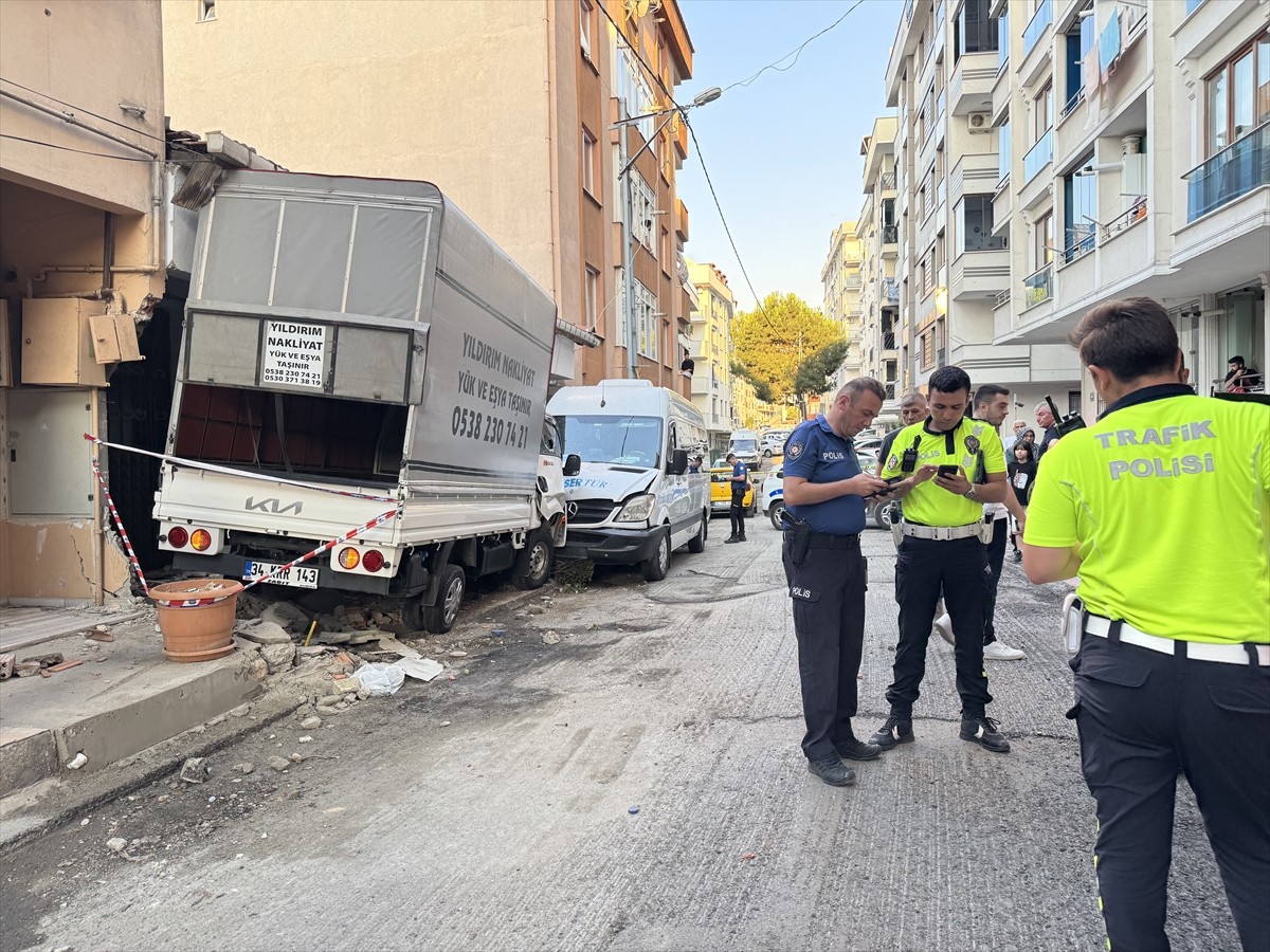 Maltepe'de yolda yürüyen kadına çarparak ölümüne neden olduktan sonra kamyonetiyle durmayıp farklı...