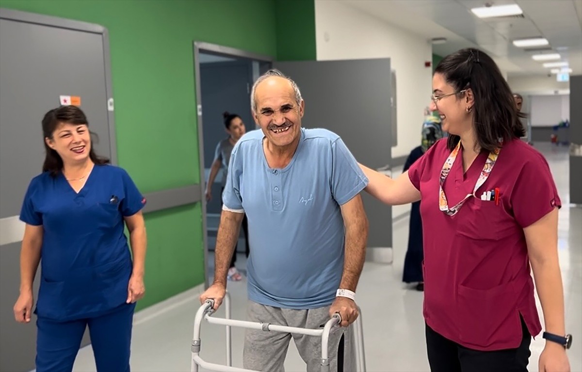 Manisa'da yüksekten düşerek ağır yaralanan 58 yaşındaki Mehmet Sena Baycur (ortada), Manisa Şehir...