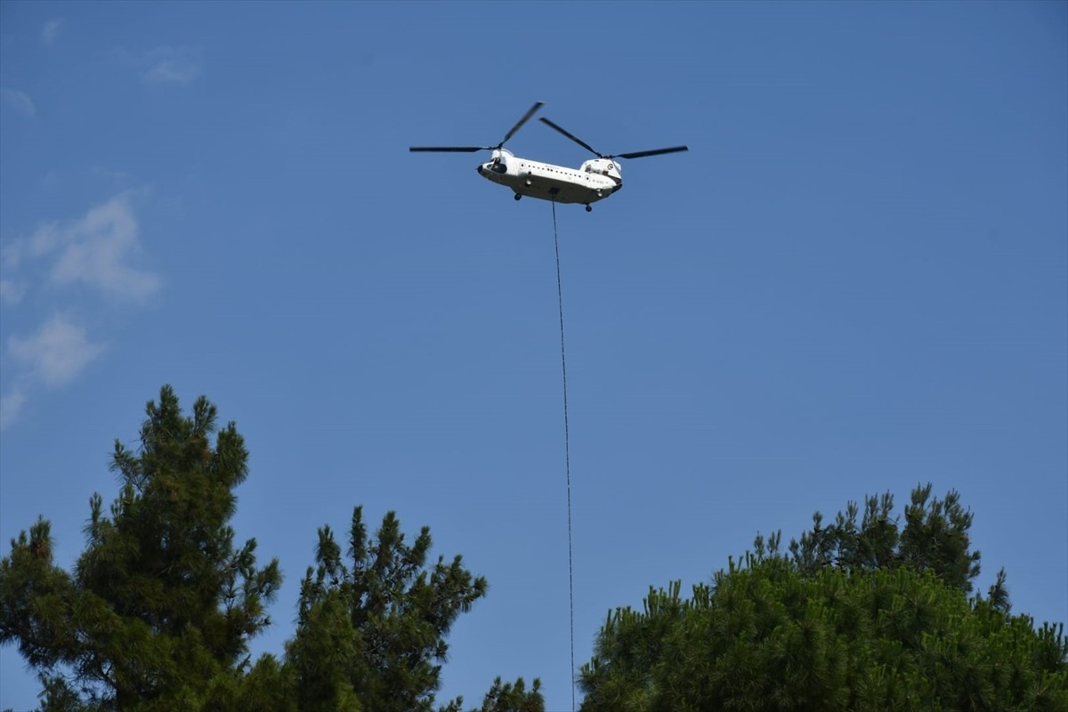 Manisa'nın Saruhanlı ilçesinde çıkan orman yangınına ekipler havadan ve karadan müdahale...