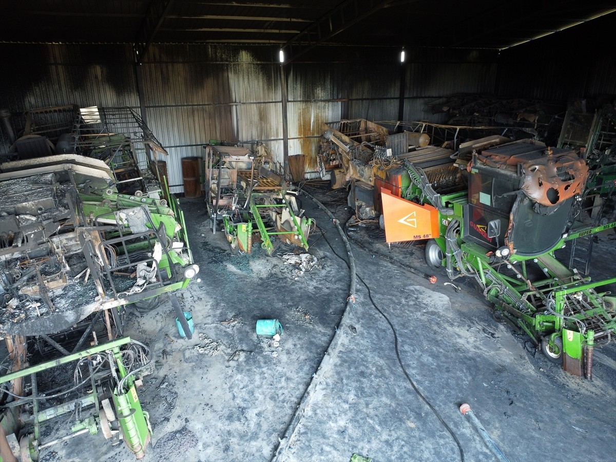 Manisa'nın Şehzadeler ilçesinde tarım aletlerinin bulunduğu depoda çıkan 2 ayrı yangında, 3...