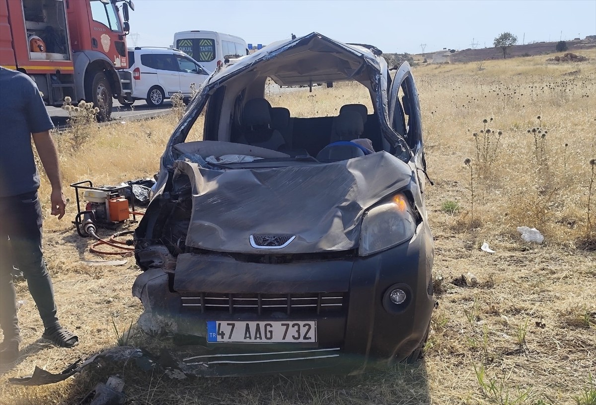 Mardin'in Dargeçit ilçesinde hafif ticari aracın devrilmesi sonucu 4 kişi yaralandı.