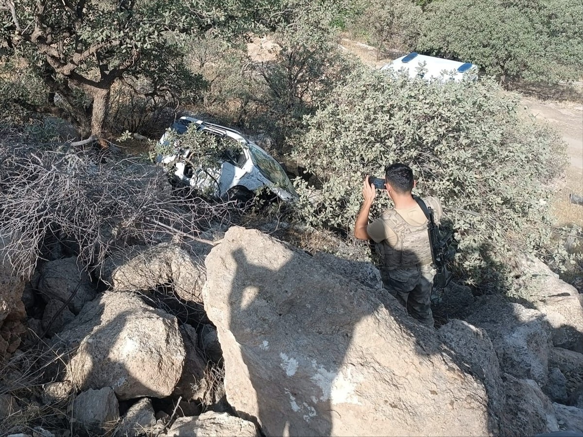 Mardin'in Nusaybin ilçesinde hafif ticari aracın devrilmesi sonucu 2 kişi yaralandı.