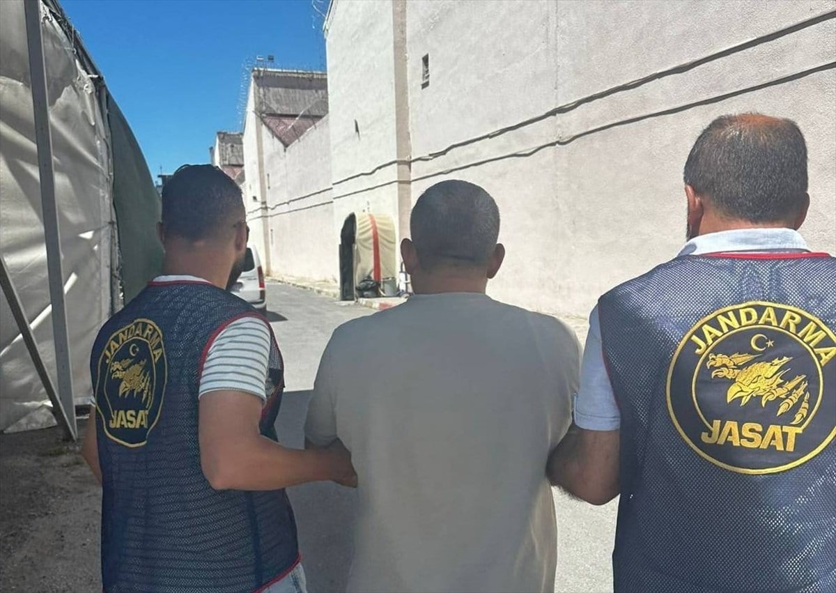 Mersin'de hakkında 10 suçtan 41 yıl kesinleşmiş hapis cezası bulunan hükümlü, kızının evinde...