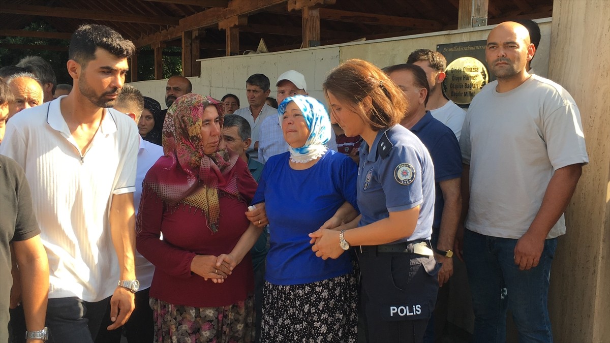 Mersin'in Erdemli ilçesinde otomobilin şarampole yuvarlanması sonucu hayatını kaybeden polis...
