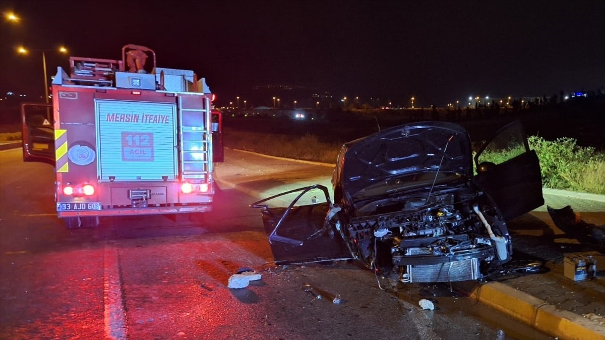 Mersin'in merkez Yenişehir ilçesinde otomobilin refüje çarpması sonucu 2 kişi yaralandı.