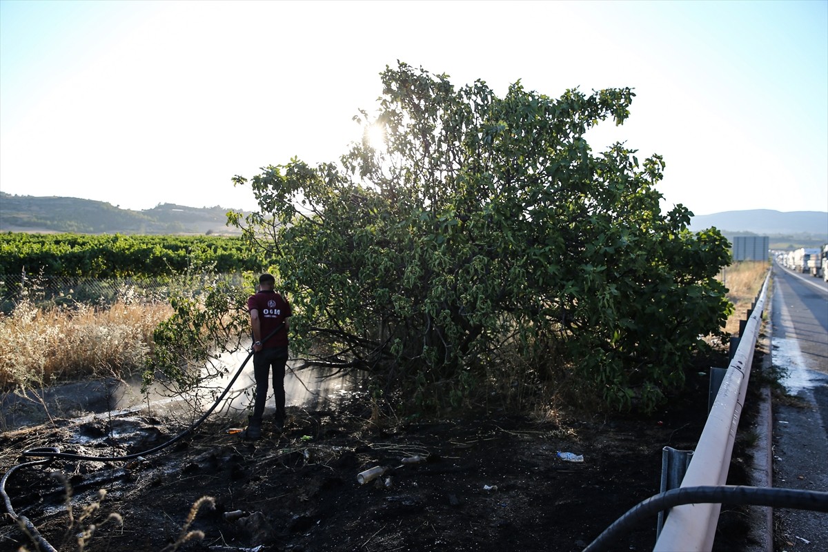 Mersin'in Tarsus ilçesinde alev alan süt tankerinden yol kenarındaki çalılık alana sıçrayan...