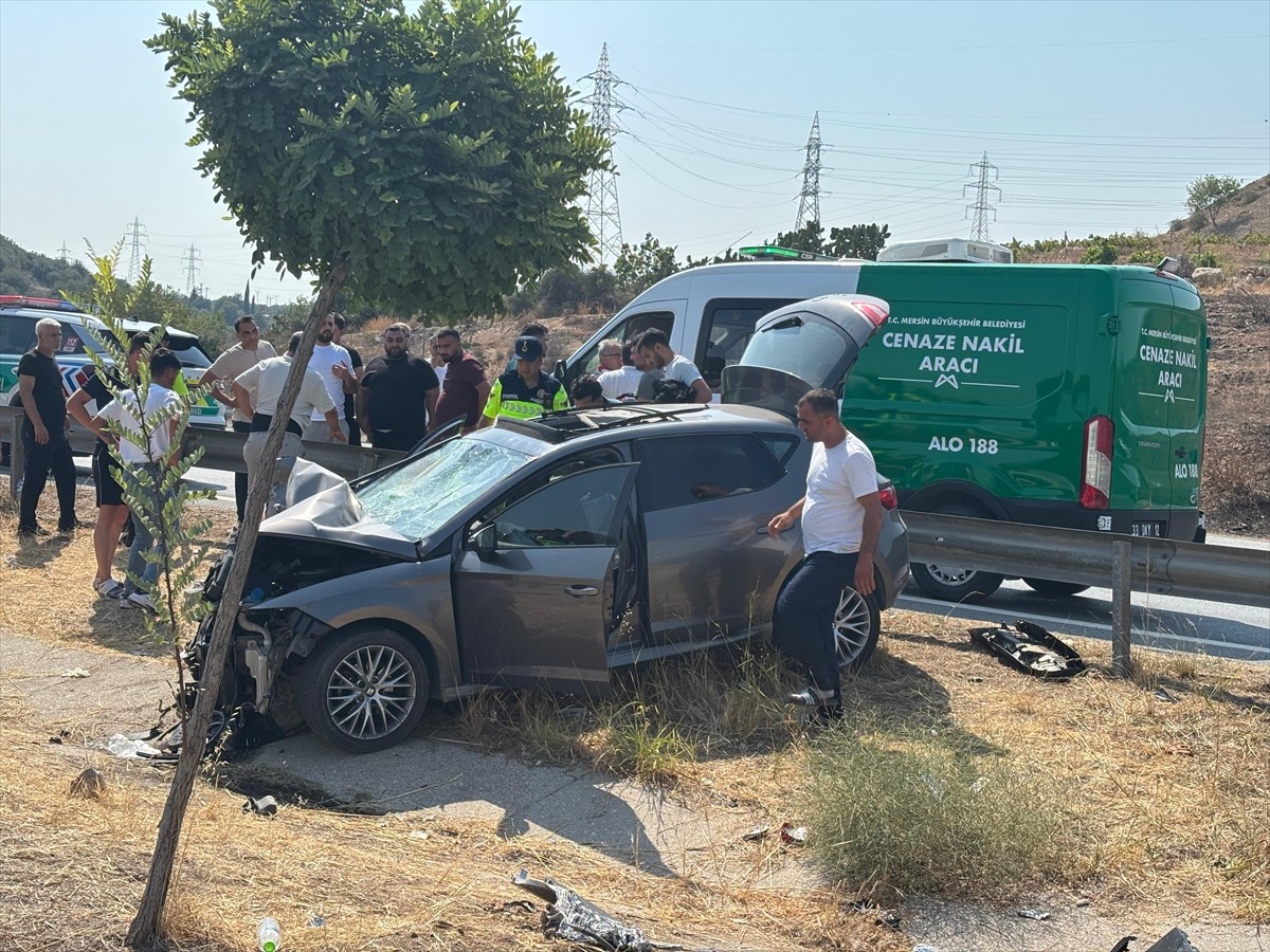 Mersin'in Tarsus ilçesinde otomobilin tıra çarpması sonucu 1 kişi hayatını kaybetti, 3 kişi ağır...