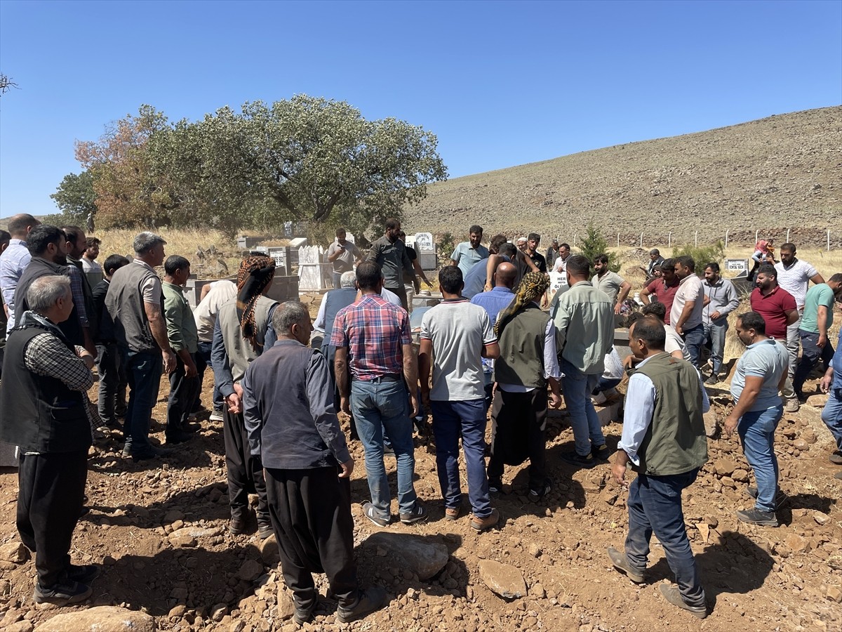 Mersin'in Tarsus ilçesinde tıra çarpan hafif ticari araçta hayatını kaybeden aynı aileden 1'i...
