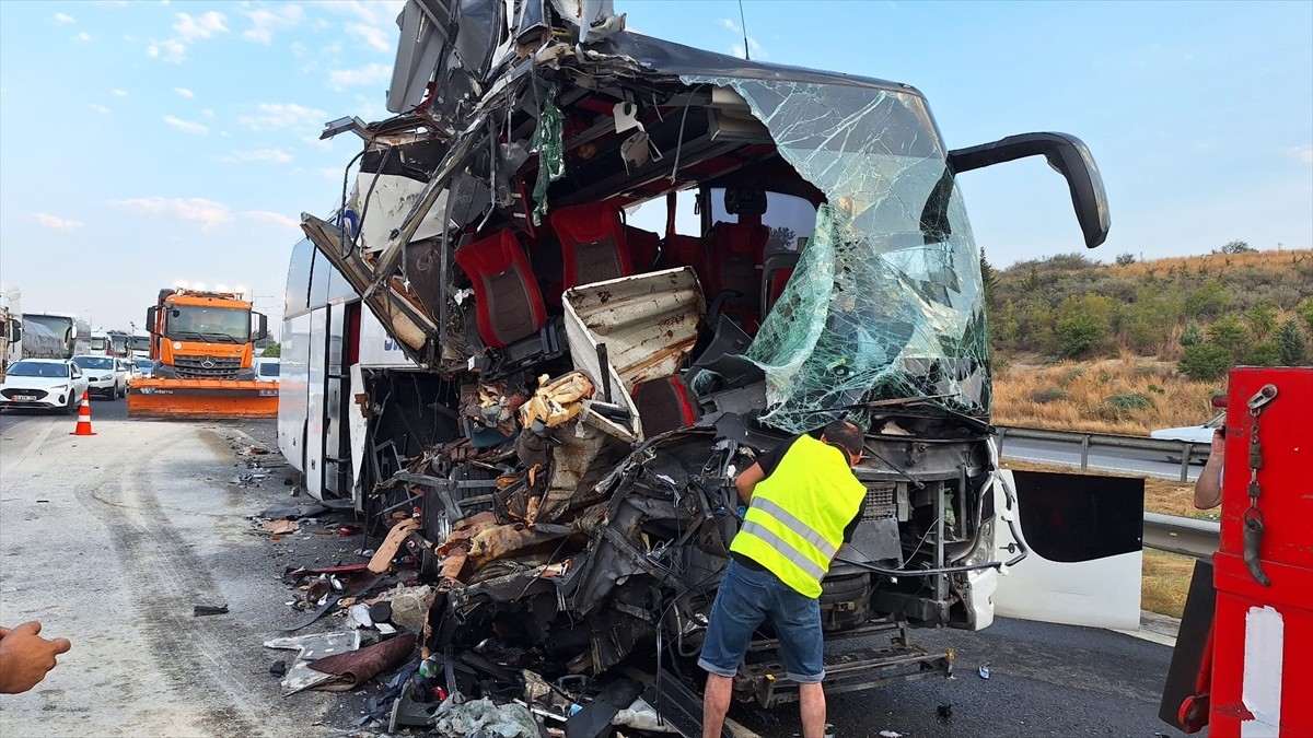 Mersin'in Tarsus ilçesinde yolcu otobüsünün tıra arkadan çarpması sonucu 9 kişi yaralandı. İhbar...