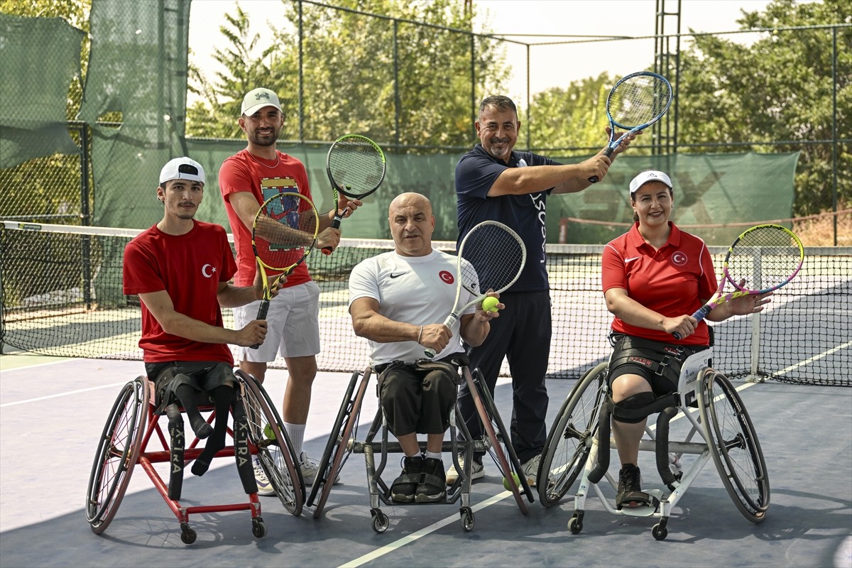 Milli para tenis sporcuları Serdar Antaç (ortada), Esra Bozdemir Işık (önde sağda), Yunus Emre...