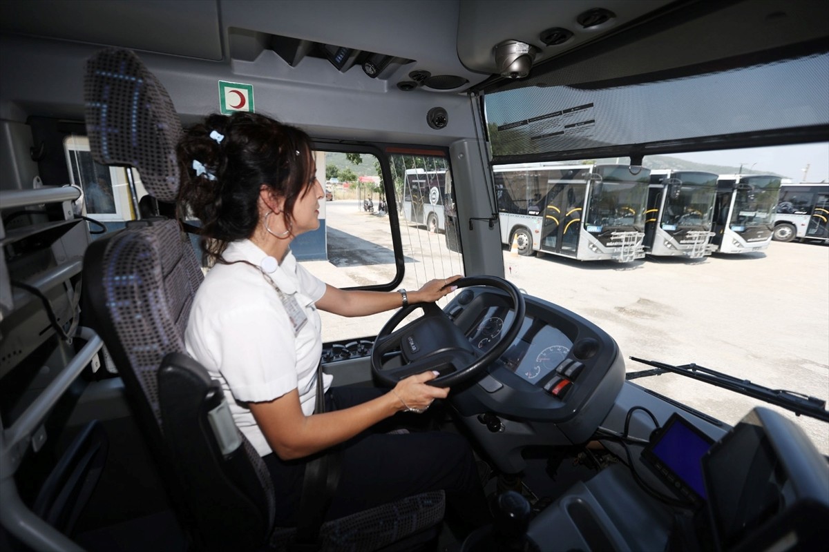 Muğla'da şehir içi toplu taşımada görev yapan 29 kadın şoför, yolcularına güler yüzle hizmet...