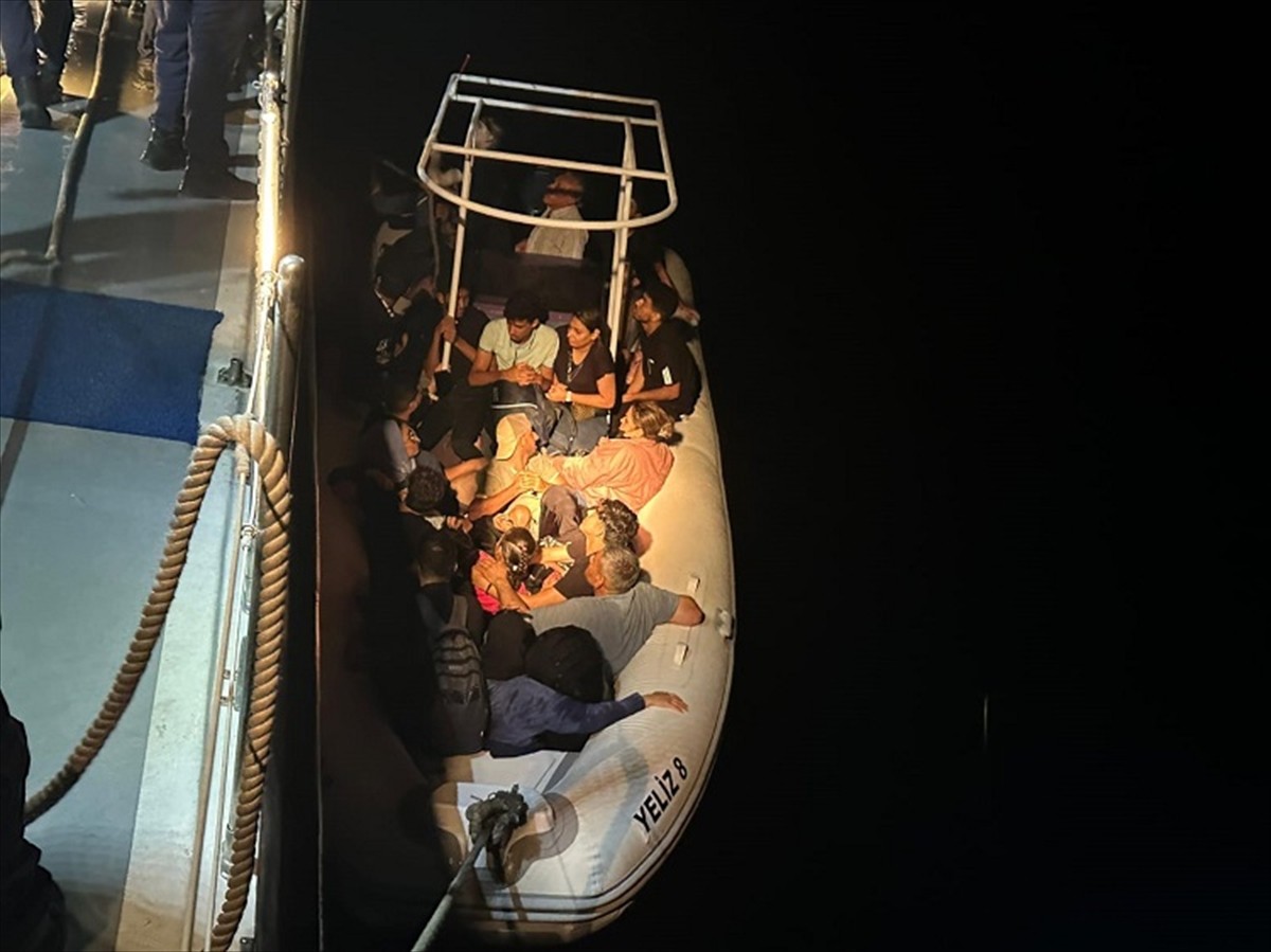 Muğla'nın Bodrum ilçesi açıklarında 27 düzensiz göçmen ile göçmen kaçakçısı olduğu iddiasıyla 2...