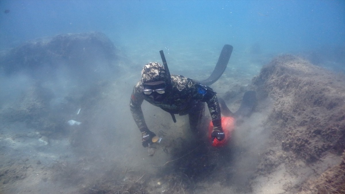 Muğla'nın Bodrum ilçesinde gönüllü dalgıçların yaptığı deniz dibi temizliğinde 168 kilogram atık...