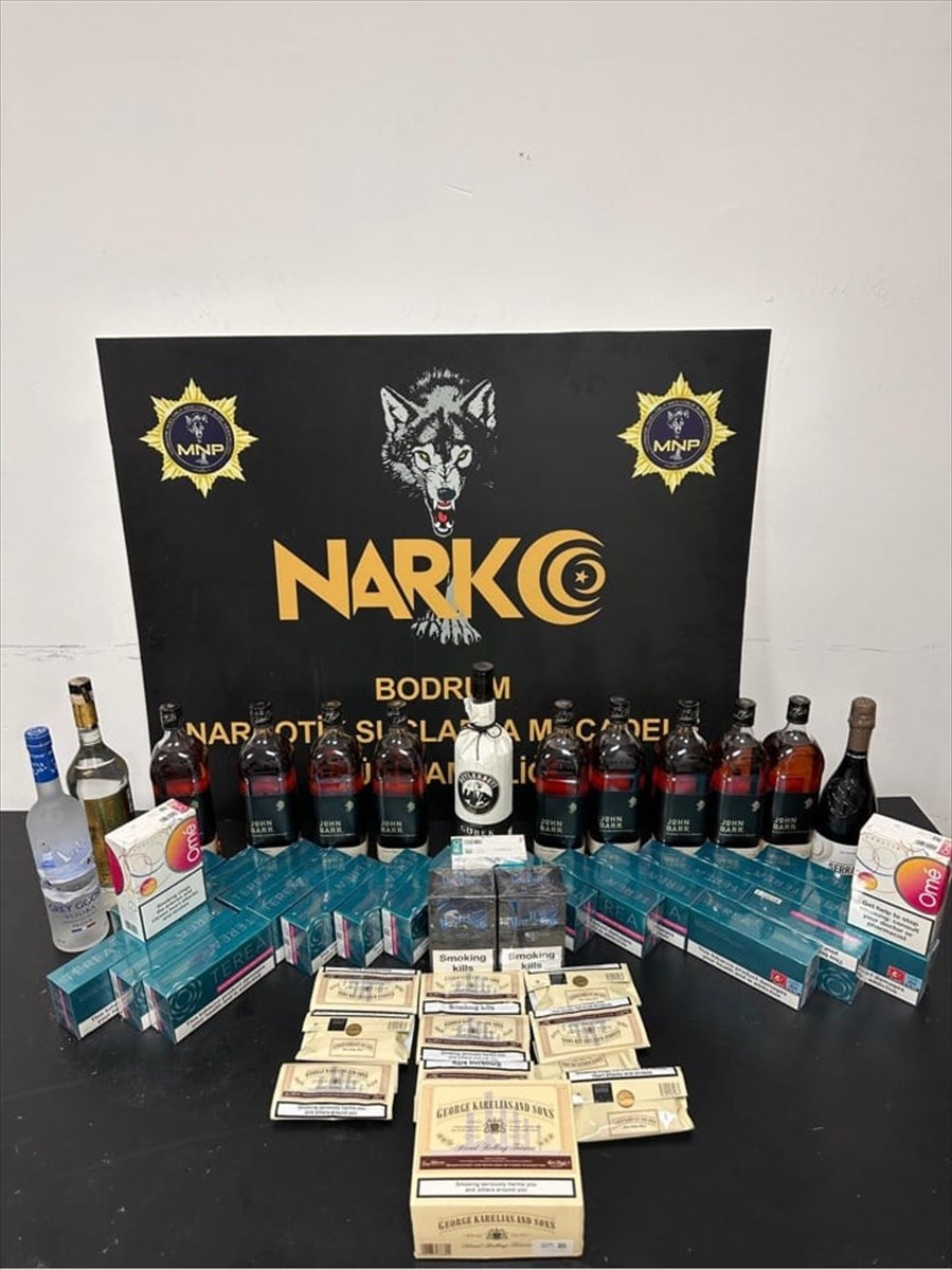 Muğla'nın Bodrum ilçesinde uyuşturucu ticareti yaptıkları iddiasıyla gözaltına alınan 9 zanlıdan...