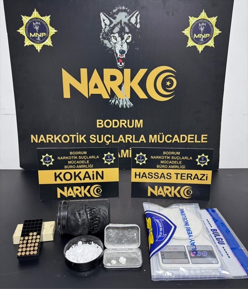 Muğla'nın Bodrum ilçesinde uyuşturucu ticareti yaptıkları iddiasıyla gözaltına alınan 9 zanlıdan...