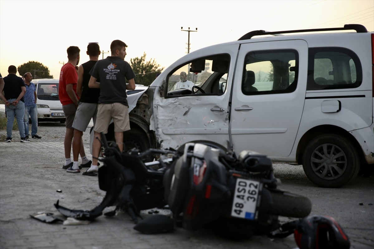 Muğla'nın Fethiye ilçesinde hafif ticari araçla çarpışan motosikletin sürücüsü hayatını kaybetti....