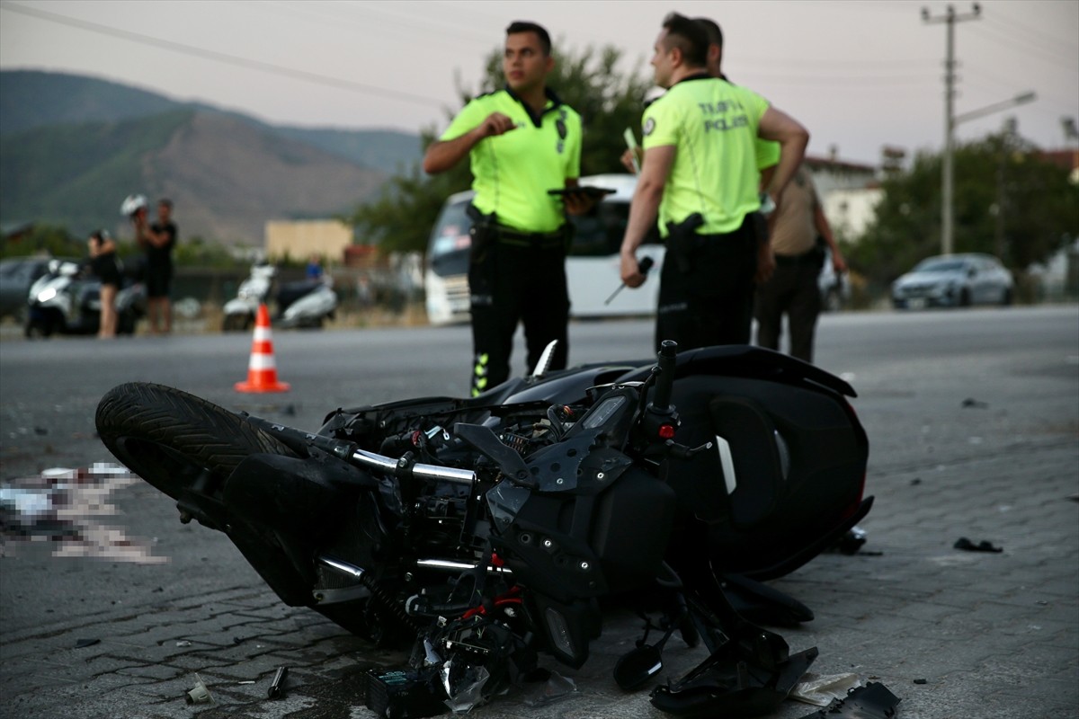 Muğla'nın Fethiye ilçesinde hafif ticari araçla çarpışan motosikletin sürücüsü hayatını kaybetti....